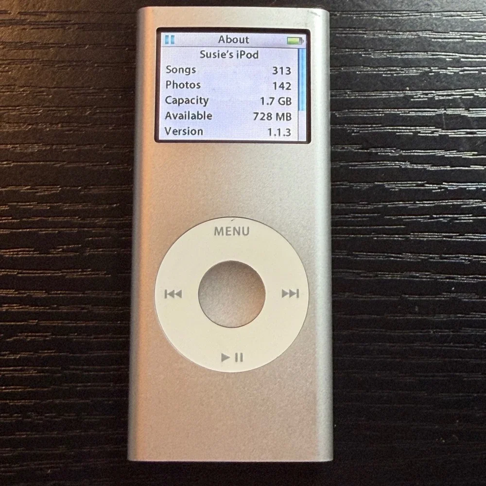 Apple iPod Nano 2nd Gen 2GB Silver A1199 Bundle with Case, Cable, Earbuds EUC